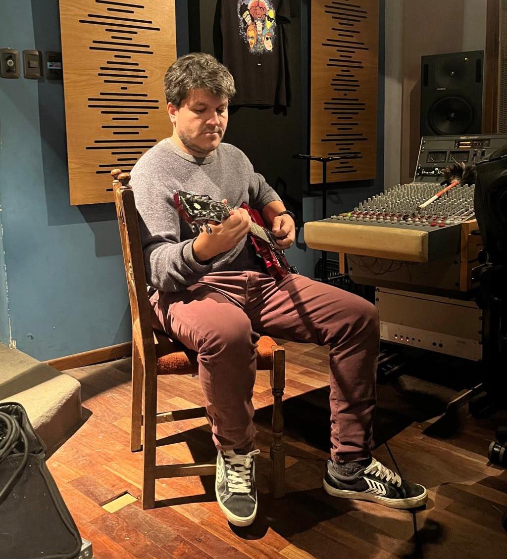 SocioOficial's tweet photo. Llego el gran día para estrenar "EN PIE", otro single del próximo disco que se viene con todo ! Hoy 18:00hs en todas las plataformas digitales de la mano de @bizarrouruguay! Escuchen y nos cuentan que les parece ! https://t.co/lbgbOAsyK5