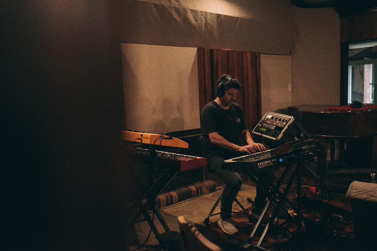SocioOficial's tweet photo. Llego el gran día para estrenar "EN PIE", otro single del próximo disco que se viene con todo ! Hoy 18:00hs en todas las plataformas digitales de la mano de @bizarrouruguay! Escuchen y nos cuentan que les parece ! https://t.co/lbgbOAsyK5