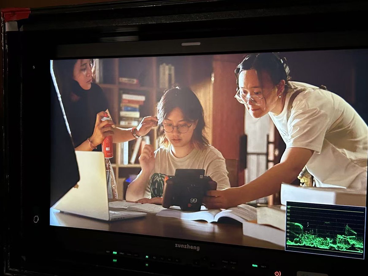 leslie_rh7's tweet photo. i’ve always wanted to be a film director ever since I was a kid.

and I used to tell my friends I’d run my own company one day when I was 8.

now I finally got the chance to lead a professional film production.

and it happens to be the $10k launch film for the biggest product release we’ve ever done.

watching two childhood dreams come true at the same time

— i don’t think I’ll ever forget this week.