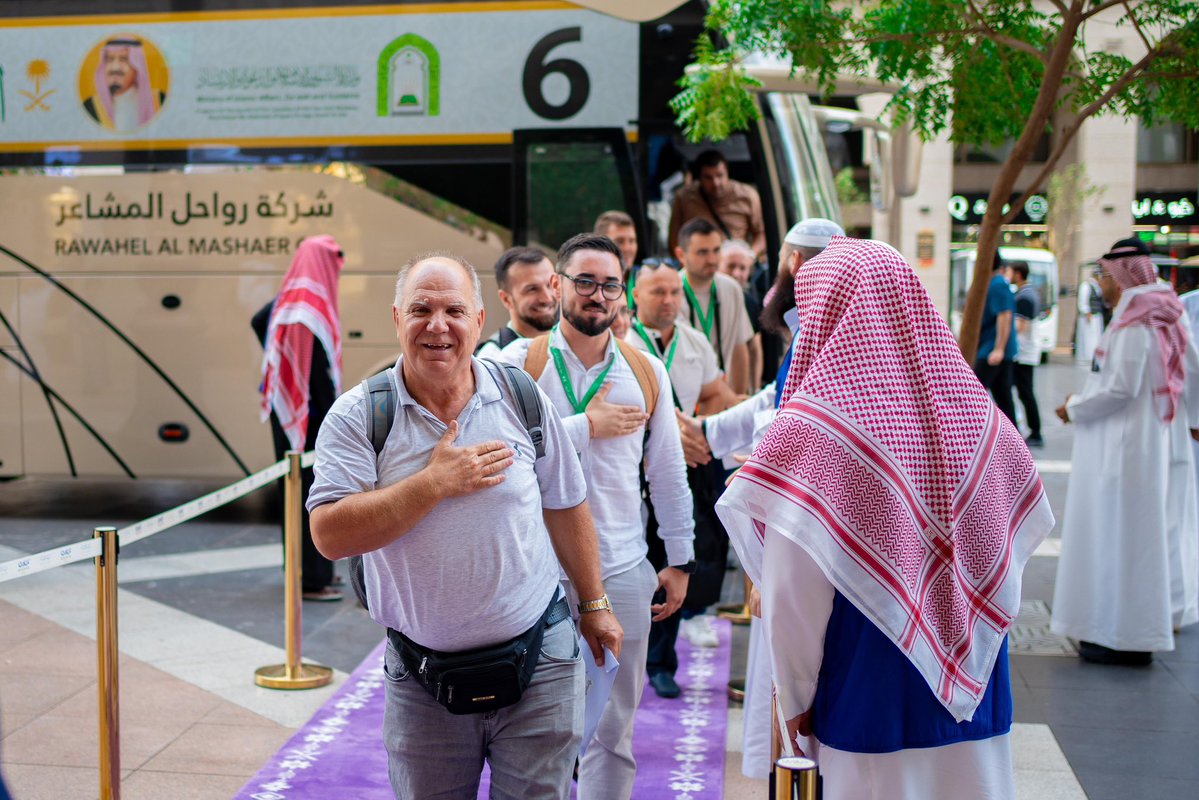 Saudi_Moia's tweet photo. أعلنت وزارة #الشؤون_الإسلامية اكتمال وصول الدفعة الثانية من ضيوف برنامج خادم الحرمين الشريفين للعمرة والزيارة للعام 1448هـ، والبالغ عددهم (250) معتمراً ومعتمرة من (23) دولة بقارتي أوروبا واسيا .

ونوهت الوزارة إلى أنها أعدّت برنامجاً متكاملاً يشمل زيارة أبرز المعالم الإسلامية بالمدينة المنورة قبل التوجه إلى مكة المكرمة لأداء العمرة، ضمن منظومة متكاملة من الخدمات والرعاية. 

التفاصيل:
https://t.co/X31UbHigBv