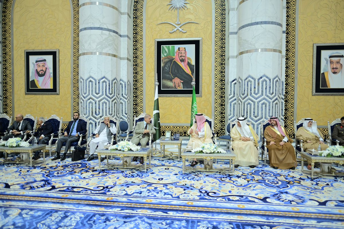 DCDPakistan's tweet photo. H.R.H Prince Saud bin Mishaal bin Abdulaziz Deputy Governor of Makkah region and Minister of Environment, Water and Agriculture H.E Eng. Abdulrahman Abdulmohsen AlFadley received Prime Minister Muhammad Shehbaz Sharif and the Pakistani delegation upon arrival in Jeddah. https://t.co/tMY8qE0vZt