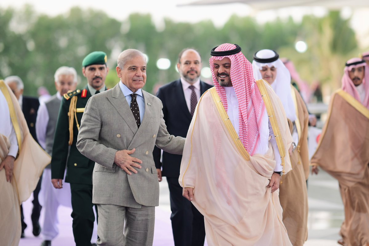 DCDPakistan's tweet photo. H.R.H Prince Saud bin Mishaal bin Abdulaziz Deputy Governor of Makkah region and Minister of Environment, Water and Agriculture H.E Eng. Abdulrahman Abdulmohsen AlFadley received Prime Minister Muhammad Shehbaz Sharif and the Pakistani delegation upon arrival in Jeddah. https://t.co/tMY8qE0vZt