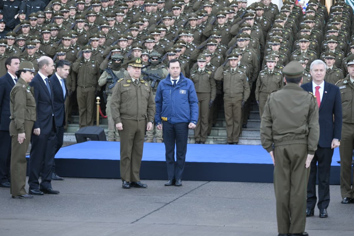 PDI_CHILE's tweet photo. 🔹El Director General de la PDI, Eduardo Cerna, participó en la presentación de la Agenda Contra el Crimen Organizado y el Terrorismo (ACOT), realizada en la Escuela de de Carabineros y encabezada por el Presidente de la República, José Antonio Kast; el Biministro del Interior y Secretaría General de Gobierno, Claudio Alvarado; el Ministro de Seguridad Pública, Martín Arrau; y el Ministro de Justicia y Derechos Humanos, Fernando Rabat.
👉La iniciativa contempla medidas legales y constitucionales para fortalecer las capacidades del Estado frente al crimen organizado y el terrorismo, reforzando la seguridad de todos los chilenos