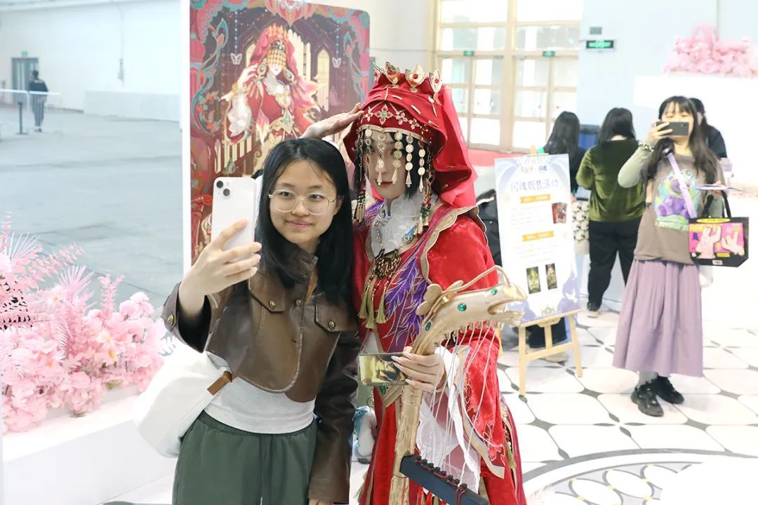 junghoo13's tweet photo. Just had the best day ever at the city’s anime u0026 comic con! Met my favorite cosplayer, grabbed limited edition merch, and even joined a fun panel with fellow fans. Total dream come true  #ComicCon #AnimeLovers https://t.co/MFnL8owjq5