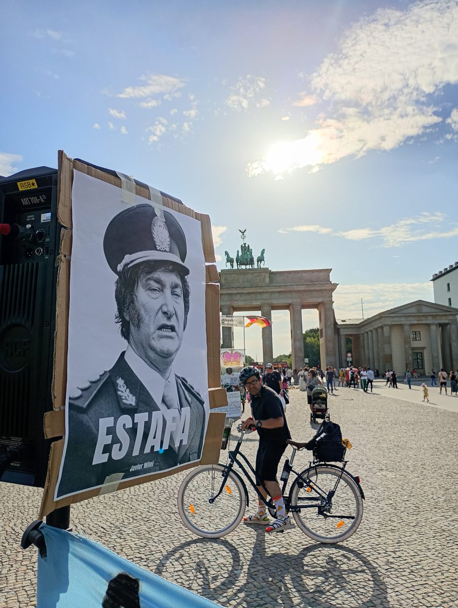 Lavacatuitera's tweet photo. 🔴En Berlín, Alemania, también se manifiestan en rechazo de la Ley de Tierras que se debatirá en el Congreso. https://t.co/Bwf9aPVG7x