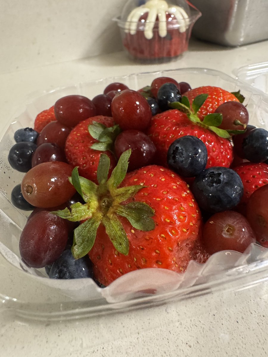 CurtNaddy's tweet photo. I lost 50 pounds only to put 40 back on due to stress. I’m gonna lose this weight and I’m gonna have the body that I haven’t seen in over 10 years. I’ll have my six pack back, and I’ll… 

…what cake? https://t.co/unA5doRFP5