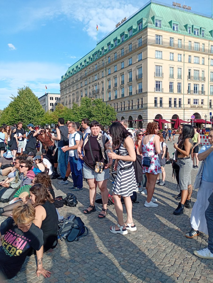 Lavacatuitera's tweet photo. 🔴En Berlín, Alemania, también se manifiestan en rechazo de la Ley de Tierras que se debatirá en el Congreso. https://t.co/Bwf9aPVG7x