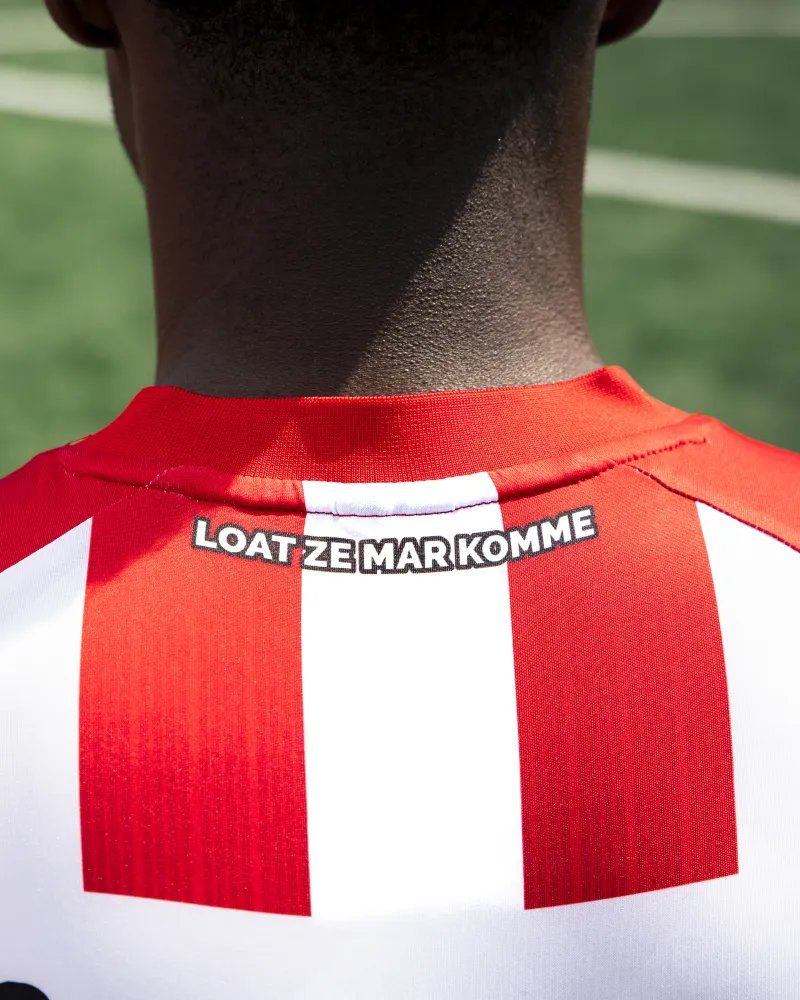 oranjefussball's tweet photo. Ein Tag vor dem Saisonstart präsentieren #TOPOss und #JDH das Heimtrikot 2026/27: Das Vereinslogo ist echt aufgestickt, was dem Design eine kraftvollere Wirkung verleiht. Zudem glänzt das „Lucky Charm Oss“-Logo auf dem Outfit &amp; der Nackenspruch unterstreicht den Kampfgeist. https://t.co/W4qEf7lqGJ