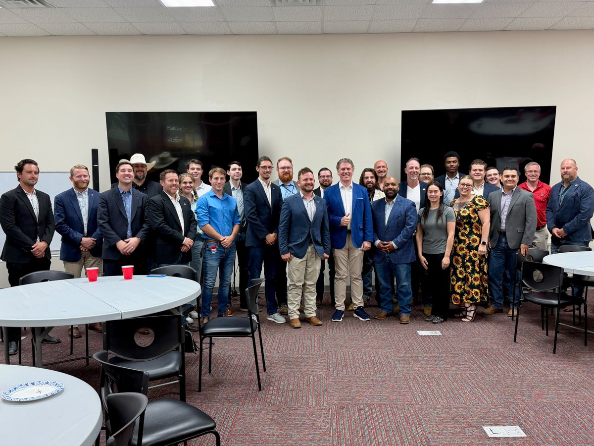 bofrench's tweet photo. Last night I was in Lubbock speaking to the @LubbockCountyYR. What a bunch of total patriots. These YR chapters really are the future. https://t.co/BCOmF3NVqR
