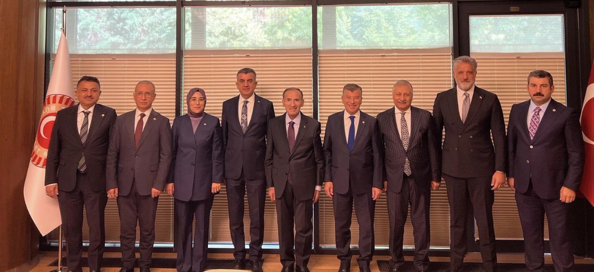 yarenhoca63's tweet photo. Hey maşallah… Gören de sanacak ki memlekette çözülmemiş tek bir sorun kalmamış; herkes arı gibi çalışıyor. Oysa vatandaşın gündemindeki gerçek sorunlar hâlâ yerinde duruyor.

#şanlıurfa #urfa https://t.co/Bih6svoy2d