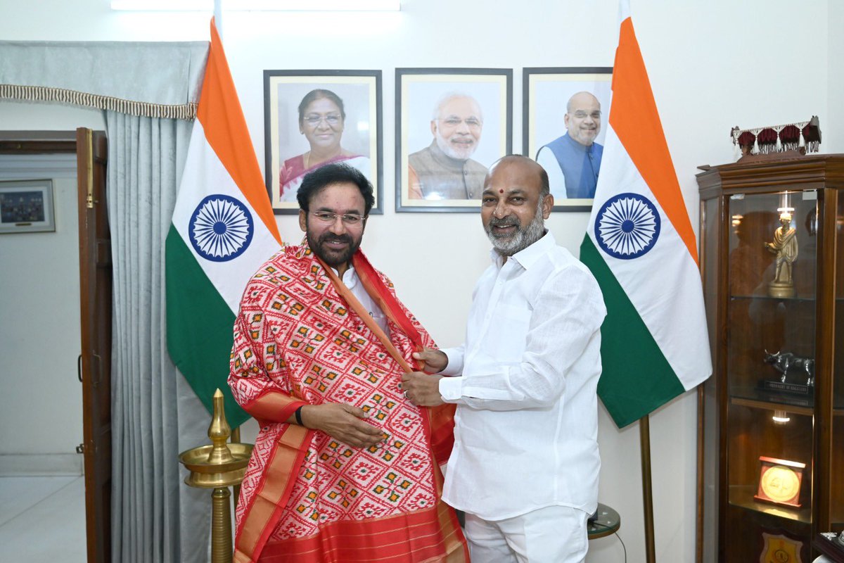 bandisanjay_bjp's tweet photo. Pleasure meeting Hon’ble Union Minister Shri @kishanreddybjp Anna, Hon’ble MPs Smt @Aruna_DK Akka, Dear Brother Shri @Arvindharmapuri garu, Hon’ble MLAs Shri @Dhanpal_Suranna garu, Shri @HarishPalvai garu.

Great conversations, warm interactions, and it was nice to see everyone together.