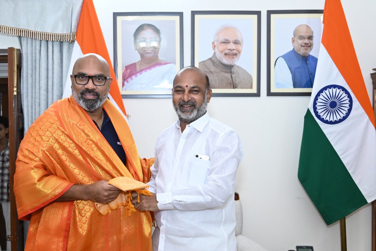 bandisanjay_bjp's tweet photo. Pleasure meeting Hon’ble Union Minister Shri @kishanreddybjp Anna, Hon’ble MPs Smt @Aruna_DK Akka, Dear Brother Shri @Arvindharmapuri garu, Hon’ble MLAs Shri @Dhanpal_Suranna garu, Shri @HarishPalvai garu.

Great conversations, warm interactions, and it was nice to see everyone together.