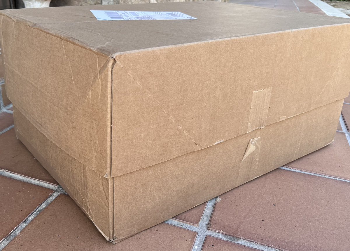 tu_y_tea's tweet photo. @SEUR mi paquete de @LEGO_Group ha llegado pisado y abierto, supongo que para comprobar los daños al contenido. El contenido está aplastado y muestra daños visibles externos. SEUR he intentado abrir una reclamación online pero la web da un error… https://t.co/zWuhHWVuvF