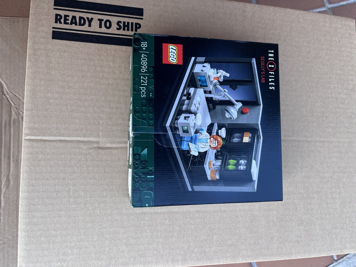 tu_y_tea's tweet photo. @SEUR mi paquete de @LEGO_Group ha llegado pisado y abierto, supongo que para comprobar los daños al contenido. El contenido está aplastado y muestra daños visibles externos. SEUR he intentado abrir una reclamación online pero la web da un error… https://t.co/zWuhHWVuvF