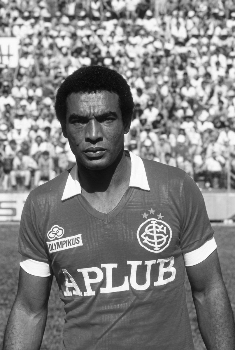 SCInternacional's tweet photo. O Internacional manifesta suas condolências pelo falecimento de Geraldão. 🖤

Craque e artilheiro, o centroavante vestiu a camisa colorada no começo da década de 1980, brilhando na decisão do Campeonato Gaúcho de 1982, quando marcou cinco gols nos dois Gre-Nais da final estadual vencida pelo Clube do Povo.

O desempenho de destaque nos anos de Beira-Rio fez Geraldão ser homenageado com um samba composto por Edevaldo, lateral colorado que disputou a Copa do Mundo de 1982, e gravado por diversos colegas de elenco da época. A letra celebrava: “𝐺𝑒𝑟𝑎, 𝐺𝑒𝑟𝑎, 𝐺𝑒𝑟𝑎, 𝐺𝑒𝑟𝑎𝑙𝑑𝑎̃𝑜… 𝑒́𝑠 𝑢𝑚 𝑔𝑟𝑎𝑛𝑑𝑒 𝑎𝑟𝑡𝑖𝑙ℎ𝑒𝑖𝑟𝑜, 𝑎𝑙𝑒𝑔𝑟𝑖𝑎 𝑑𝑜 𝑝𝑜𝑣𝑎̃𝑜!” 🎶

Desejamos força aos amigos e familiares do goleador. Onde estiver, receba nossos agradecimentos pelos gols e alegrias com o manto vermelho, Geraldão! 🙏