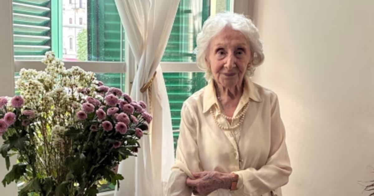 radiomitre's tweet photo. Carla Villa, 101 años: “Me levanto entre las 7:30 y las 8:00 de la mañana y desayuno café con galletitas. Me salto el almuerzo y ceno pollo con verduras o pescado” https://t.co/lsqodtpTtx https://t.co/i7vqfiBgkY