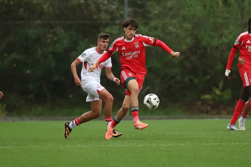 vaibenfica1904's tweet photo. Rui Neves, pai de Gil Neves (de saída para o Colónia), desiludido com o Benfica:

“A política do Benfica é amarrar os jovens durante cinco anos e depois poderem decidir de forma unilateral se lhes dão oportunidade ou não. É uma estratégia perigosa”.

🗣️ Contacto https://t.co/Niwj7b0ZwE