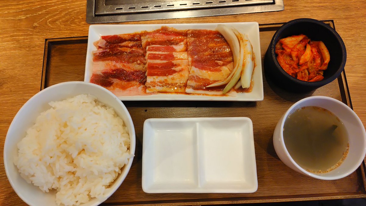 000starask's tweet photo. 昨日はやや半日で勤務終わって
焼肉ライクでランチ！！🥩🔥✨️

来たばかりの頃から大好きなミックスカルビ平日ランチ限定で再会！🥩🔥✨️
ボリュームあって丁度1000円！✨️

今日からお盆休み！！✨️連休始まりの焼肉美味過ぎる✨️昼間も暑かったから水も
うまい！！✨️ https://t.co/FH5KYPAsrM