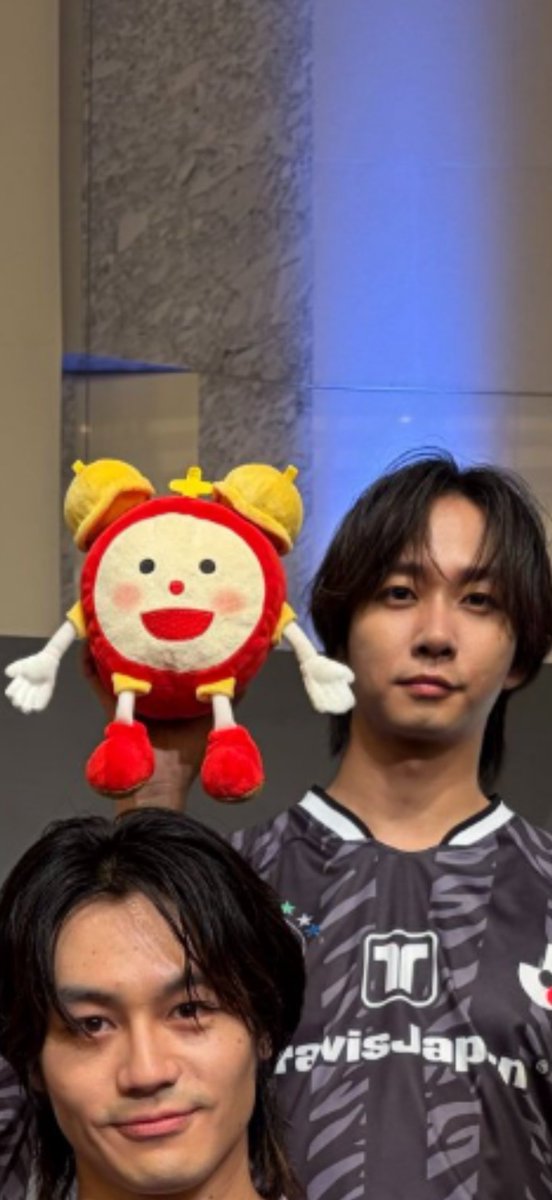saemotoo's tweet photo. いつもぬいぐるみは鷲掴みする漢なのにスティッチだけは両手で抱く中村海人さん https://t.co/VyYWWL5lIv