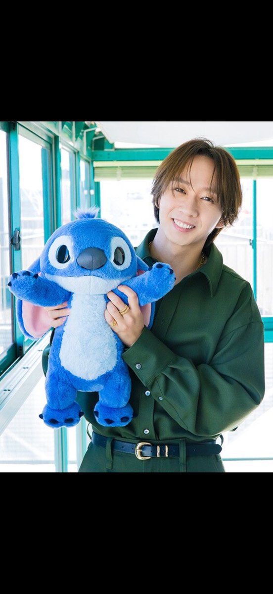 saemotoo's tweet photo. いつもぬいぐるみは鷲掴みする漢なのにスティッチだけは両手で抱く中村海人さん https://t.co/VyYWWL5lIv