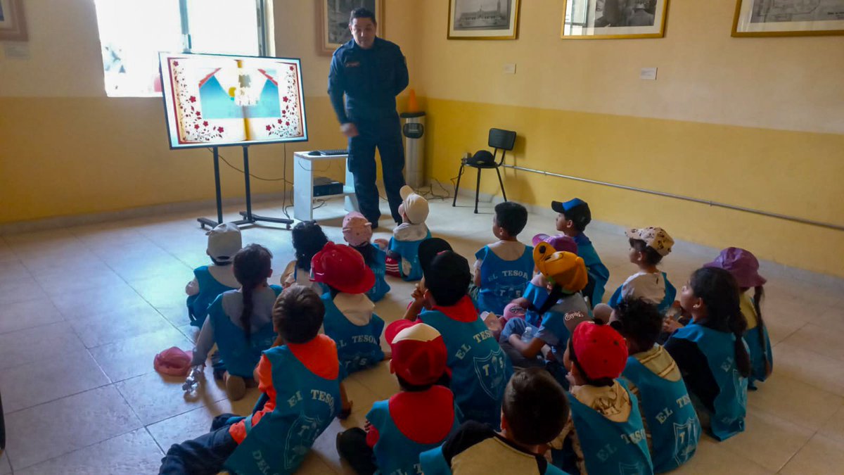 JefeVulcanoCova's tweet photo. Nuestro Museo de las Bomberas y los Bomberos recibió hoy la visita de dos grupos, conformados por 7 niñas y niños acompañados por 3 adultos del CCDI Max Sport, y 21 menores y 3 responsables del Colegio Tesoro del Saber.

Ambos grupos, recorrieron los pasillos de este espacio en donde pudieron acercarse a los bomberos para conocer más sobre la labor que realizamos desde hace 170 años, además de desarrollar y reforzar la cultura de la prevención a través de actividades lúdicas.

Les recordamos a todos, pero en especial a las futuras generaciones, que siempre tendrán un espacio abierto en nuestro Museo para saber la labor que realizamos y conocer nuestra heroica trayectoria.

@ClaraBrugadaM