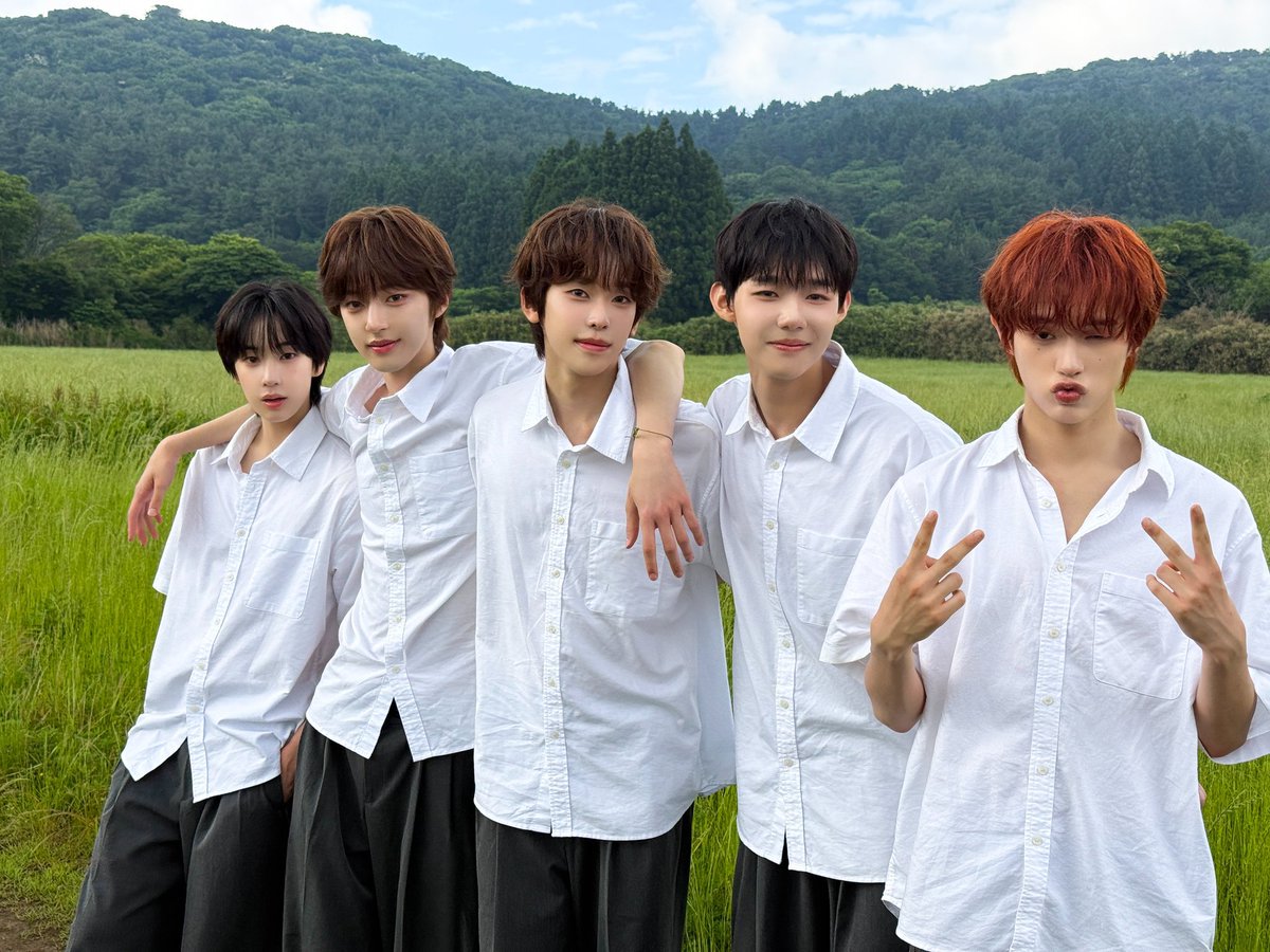 lalovestrucked's tweet photo. ︵‿︵‿୨♡୧‿︵‿︵
     itsnotover as the popular friend 
              group in your school     
          ︵‿︵‿୨♡୧‿︵‿︵

⤷ pause the gif for each tweet
⤷ don't forget to share your results!
⤷ this is just for fun. enjoy! https://t.co/ljalYoEtg4