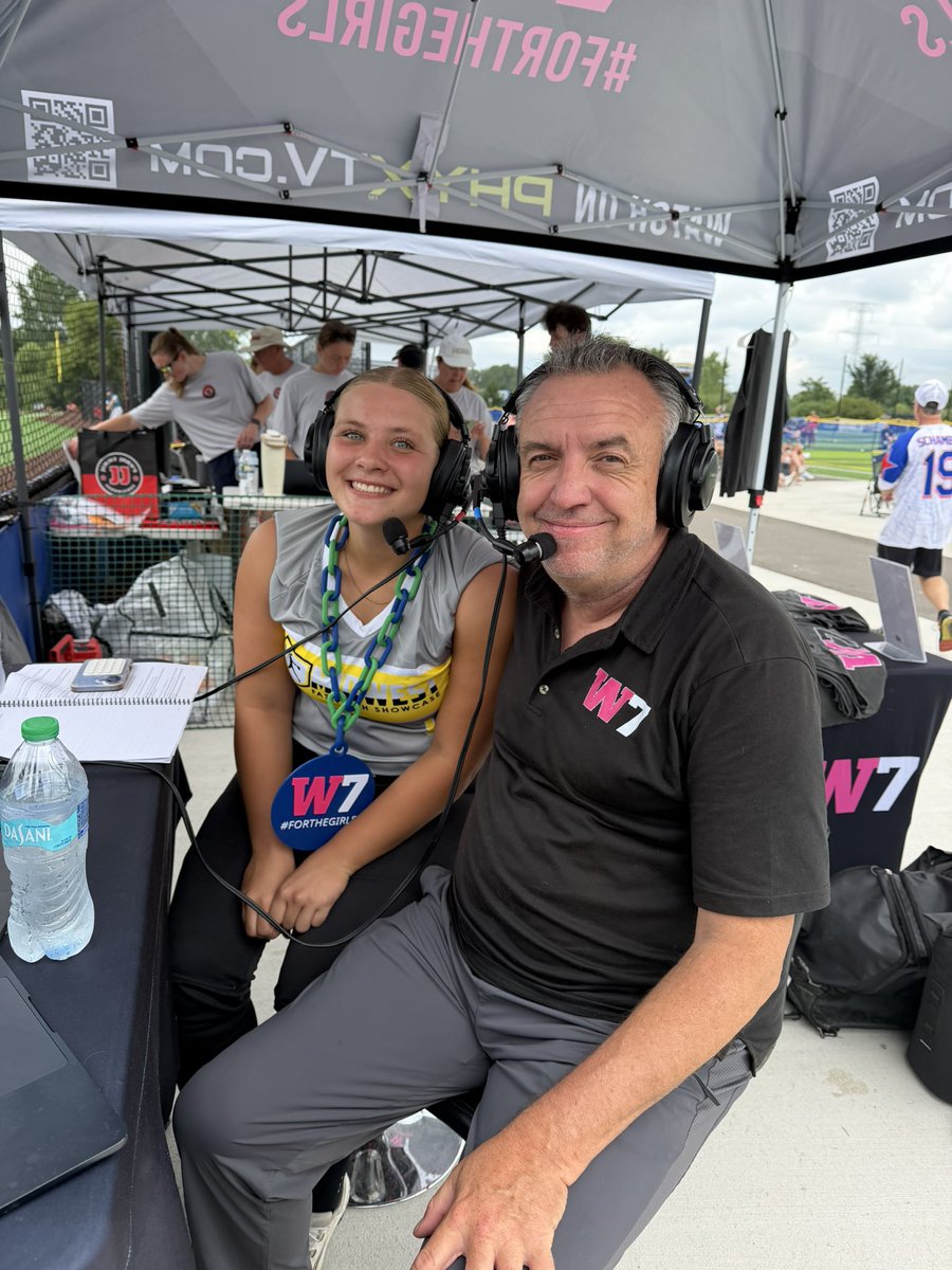 ProductionsW7's tweet photo. 🎙️ Paeton DeGroot in the booth!

Paeton stepped behind the mic and showed why sports broadcasting could be part of her future! She brought great energy, confidence, and a player’s perspective to the W7 broadcast. 🥎🎧

#FutureBroadcaster #ForTheGirls #ShowtimeShowcase #W7Productions