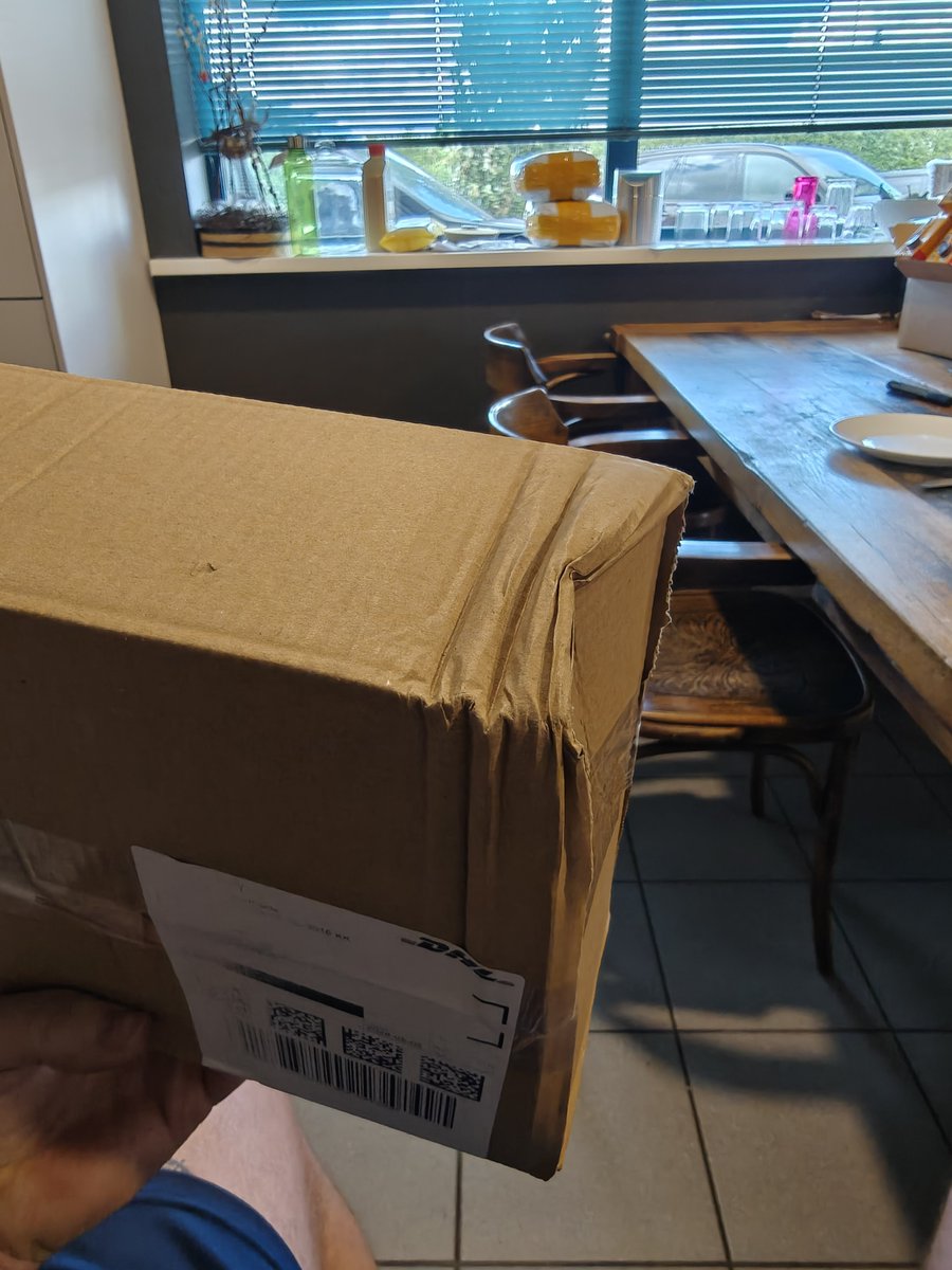 desleyboer's tweet photo. Eerst een wegwerp doos van @DlHLNL en vervolgens komt @PostNL  niet opdagen weer uur voor niks zitten wachten. Hoe moeilijk kan het zijn 🤡 https://t.co/apEPv3r5Tq