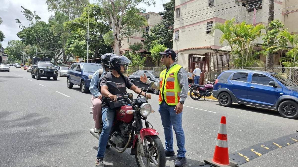 InttContigo's tweet photo. Desde el corredor vial de la UD-2 de Caricuao, trabajadores del INTT realizan una campaña de concientización a fin de exhortar a los conductores al uso adecuado de los dispositivos de seguridad y a respetar los límites de velocidad. https://t.co/KQoXWuBWiG