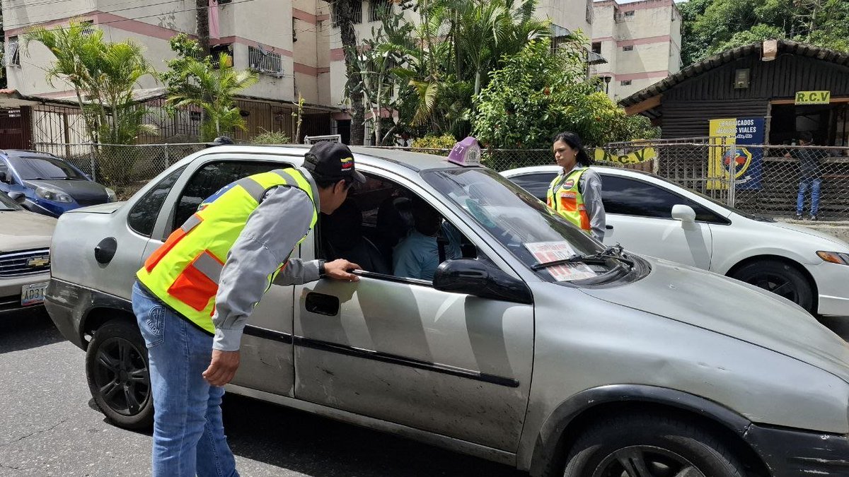 InttContigo's tweet photo. Desde el corredor vial de la UD-2 de Caricuao, trabajadores del INTT realizan una campaña de concientización a fin de exhortar a los conductores al uso adecuado de los dispositivos de seguridad y a respetar los límites de velocidad. https://t.co/KQoXWuBWiG