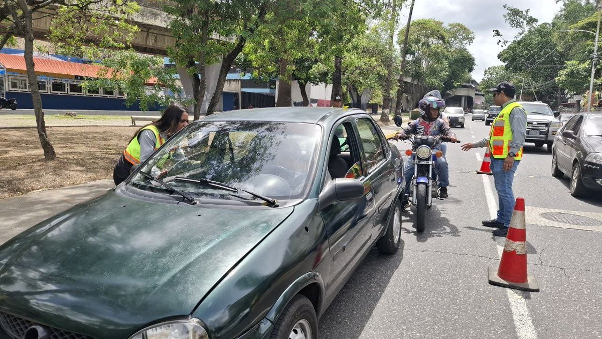 InttContigo's tweet photo. Desde el corredor vial de la UD-2 de Caricuao, trabajadores del INTT realizan una campaña de concientización a fin de exhortar a los conductores al uso adecuado de los dispositivos de seguridad y a respetar los límites de velocidad. https://t.co/KQoXWuBWiG