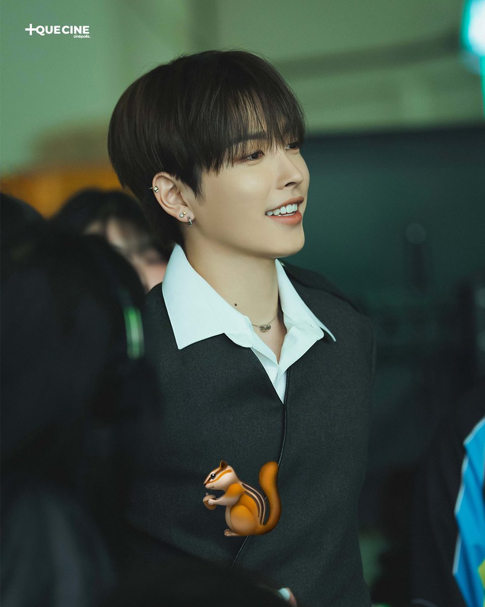 Cinepolis's tweet photo. Los amamos a los ocho... pero hoy toca elegir. 😅🫰 ¿Quién es tu #BIAS de #ATEEZ para ver hoy en #LightTheWay? Responde con emojis. 🎶✨ @MasQueCineLatam https://t.co/wf6d3qQyOz