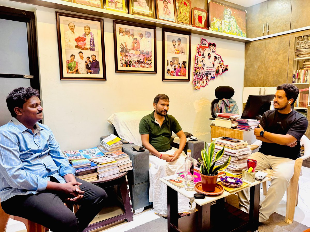 ChairmanSheep's tweet photo. పరామర్శకు వచ్చిన 
BRSV నేతలు 
షఫీ 
శ్రవణ్ కుమార్ లకు ధన్యవాదాలు 
@MudduBidda 
@ShafiTrsv https://t.co/zrkxao6sDz