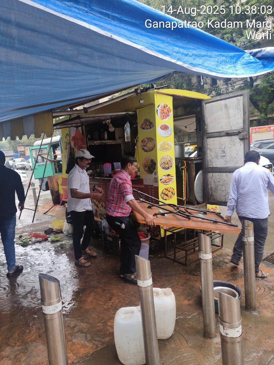 worli_residents's tweet photo. . @mybmc @mybmcWardGS Illegal food truck and unauthorized encroachments blocking the footpath on Ganpatrao Kadam Marg (GK Marg), right outside Indiabulls Blu, Worli. Immediate action and clearance needed! @AshwiniBhide @mayor_mumbai @MTPHereToHelp @Worli_PS #Mumbai #Worli https://t.co/nhtEZptSVb
