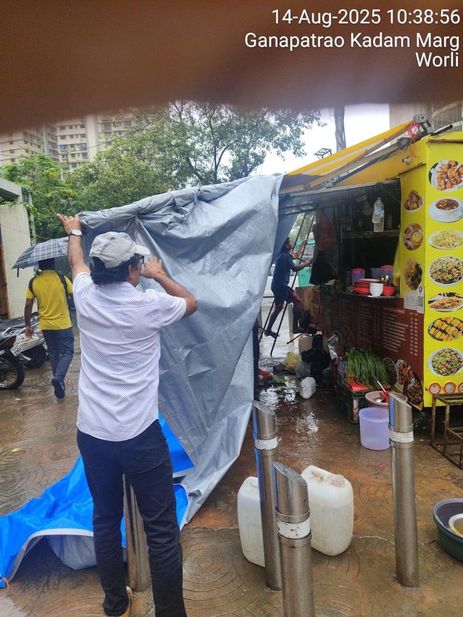 worli_residents's tweet photo. . @mybmc @mybmcWardGS Illegal food truck and unauthorized encroachments blocking the footpath on Ganpatrao Kadam Marg (GK Marg), right outside Indiabulls Blu, Worli. Immediate action and clearance needed! @AshwiniBhide @mayor_mumbai @MTPHereToHelp @Worli_PS #Mumbai #Worli https://t.co/nhtEZptSVb
