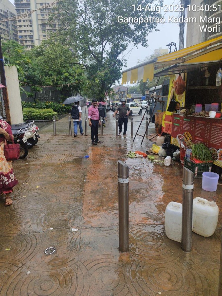 worli_residents's tweet photo. . @mybmc @mybmcWardGS Illegal food truck and unauthorized encroachments blocking the footpath on Ganpatrao Kadam Marg (GK Marg), right outside Indiabulls Blu, Worli. Immediate action and clearance needed! @AshwiniBhide @mayor_mumbai @MTPHereToHelp @Worli_PS #Mumbai #Worli https://t.co/nhtEZptSVb