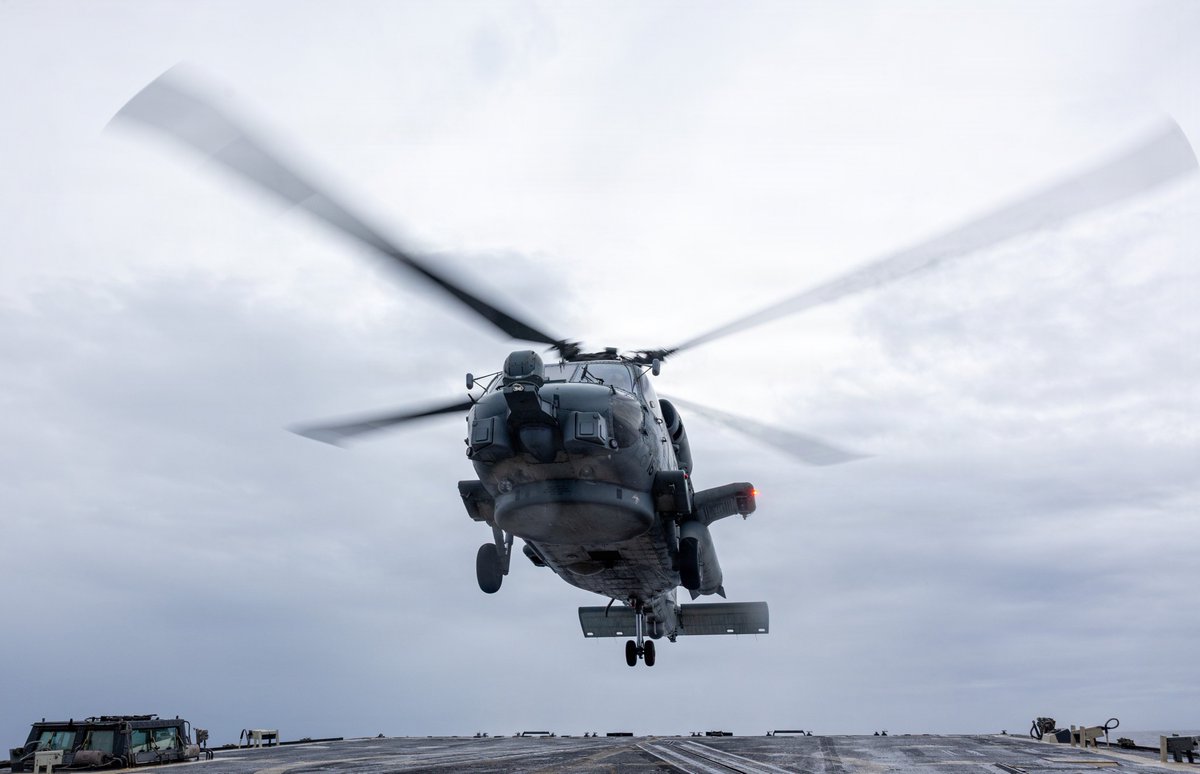 USPacificFleet's tweet photo. 🚁⚓ Flight operations aboard USS Mustin (DDG 89). Sailors launched and recovered an MH-60R Sea Hawk from HSM-51 while underway in the Indian Ocean, strengthening aviation integration and forward-deployed readiness. #USNavy #USSMustin #ForceReady #HSM51 https://t.co/WfwJLGZIBh