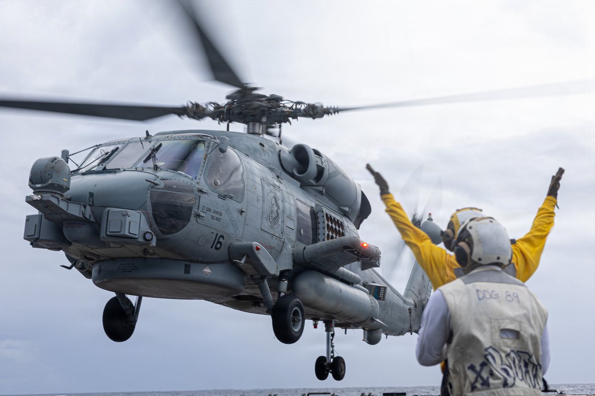 USPacificFleet's tweet photo. 🚁⚓ Flight operations aboard USS Mustin (DDG 89). Sailors launched and recovered an MH-60R Sea Hawk from HSM-51 while underway in the Indian Ocean, strengthening aviation integration and forward-deployed readiness. #USNavy #USSMustin #ForceReady #HSM51 https://t.co/WfwJLGZIBh