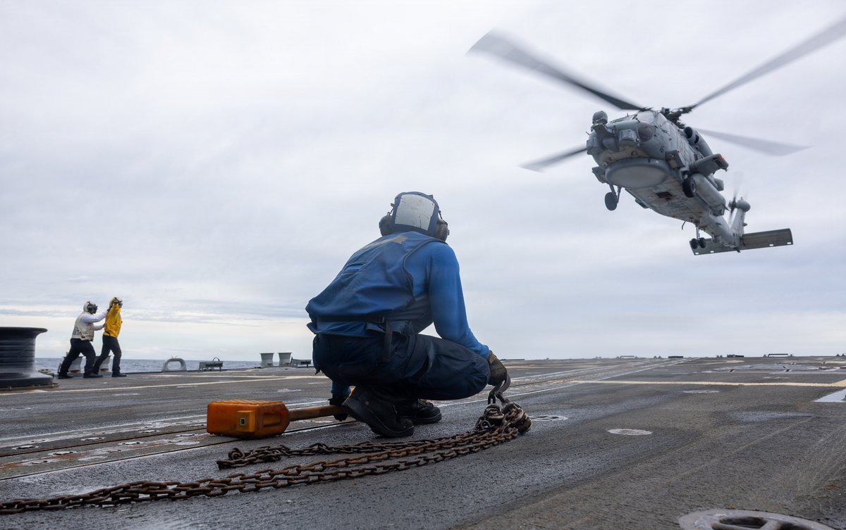 USPacificFleet's tweet photo. 🚁⚓ Flight operations aboard USS Mustin (DDG 89). Sailors launched and recovered an MH-60R Sea Hawk from HSM-51 while underway in the Indian Ocean, strengthening aviation integration and forward-deployed readiness. #USNavy #USSMustin #ForceReady #HSM51 https://t.co/WfwJLGZIBh