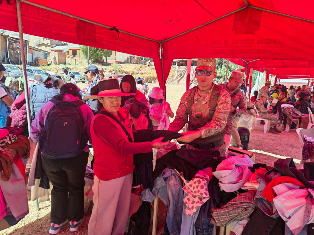 MindefPeru's tweet photo. 🤝 Donde más se necesita, el Estado está presente.

El sector Defensa, a través del @EjercitoPeru , y el @MidisPeru llevaron los servicios de las PIAS Terrestres 2026 al centro poblado de Chiuchín, en Huaura, beneficiando a más de 500 pobladores. https://t.co/MYhaABLQCa
