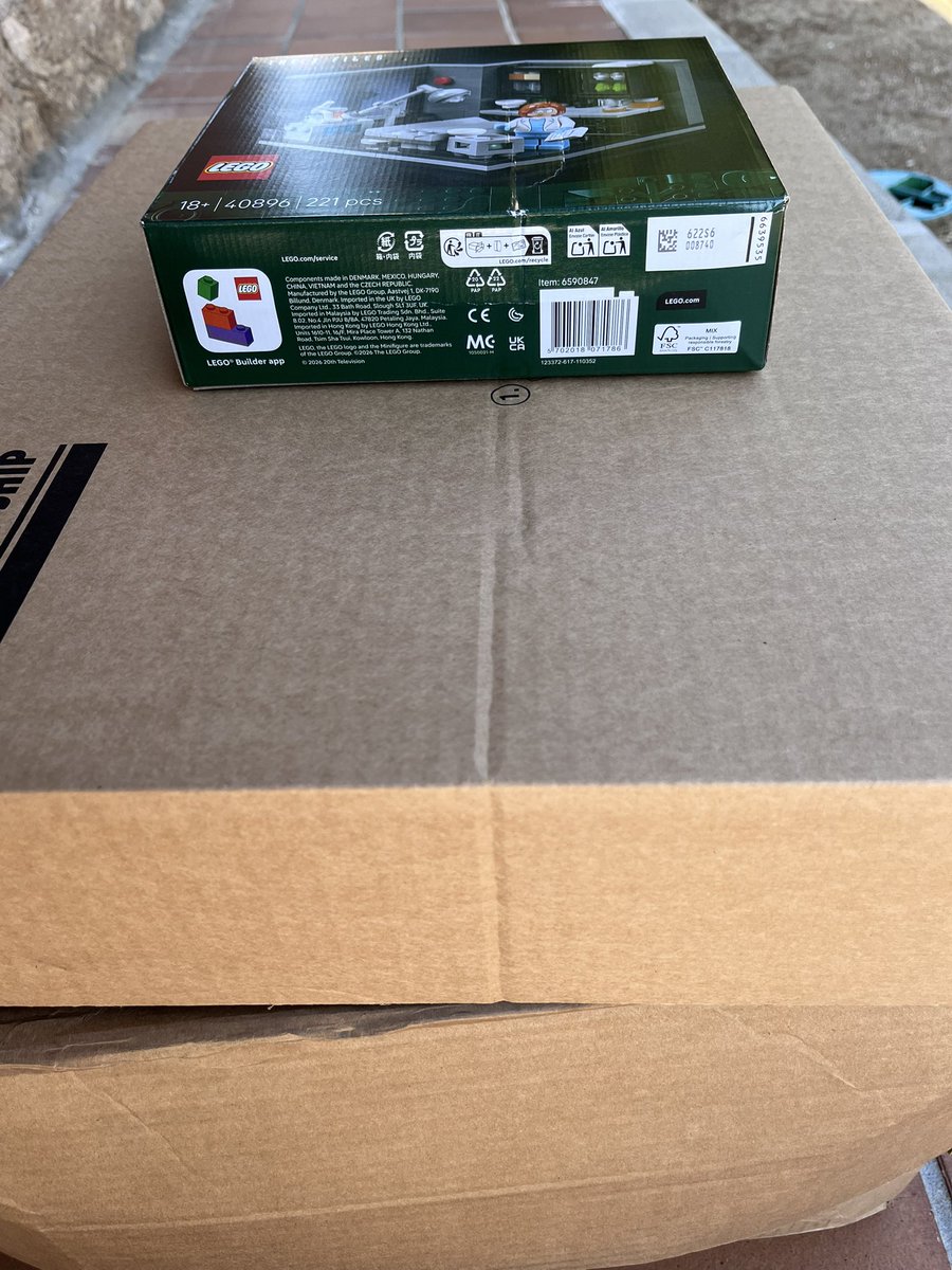 tu_y_tea's tweet photo. @SEUR @LEGO_Group No puedo abrir las cajas para ver si el contenido interior está dañado pues ahora mismo desconozco las condiciones de devolución. Además la más dañada es una edición limitada de la ya no quedan unidades y la otra ya no está disponible hasta el 6 de Octubre https://t.co/9ikErroVHA