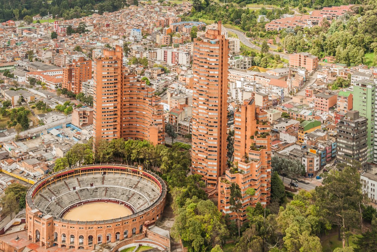 USEmbassyBogota's tweet photo. ¡Feliz cumpleaños, Bogotá! 🎂 Hoy celebramos la historia de la ciudad que ha sido hogar de nuestra misión diplomática durante más de 200 años de amistad. Estamos orgullosos de trabajar con la capital de Colombia para construir un futuro más seguro y próspero para nuestros pueblos. ¡Que sean muchos años más! 🇺🇸🤝🇨🇴 @Bogota
