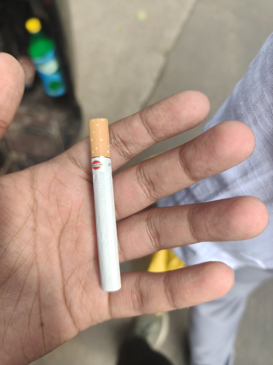 Pswarajsamachar's tweet photo. Please investigate suspected illegal drug-related activities near the gate of Yes Bank Corporate Park, Vakola, Santacruz East, Mumbai, near Galaxy Hotel. Residents are requesting immediate action and increased patrolling. 
@Tukaram_IndIAS @FDA_MAHARASHTRA @MumbaiPolice @mybmc https://t.co/aCWYHf0t50