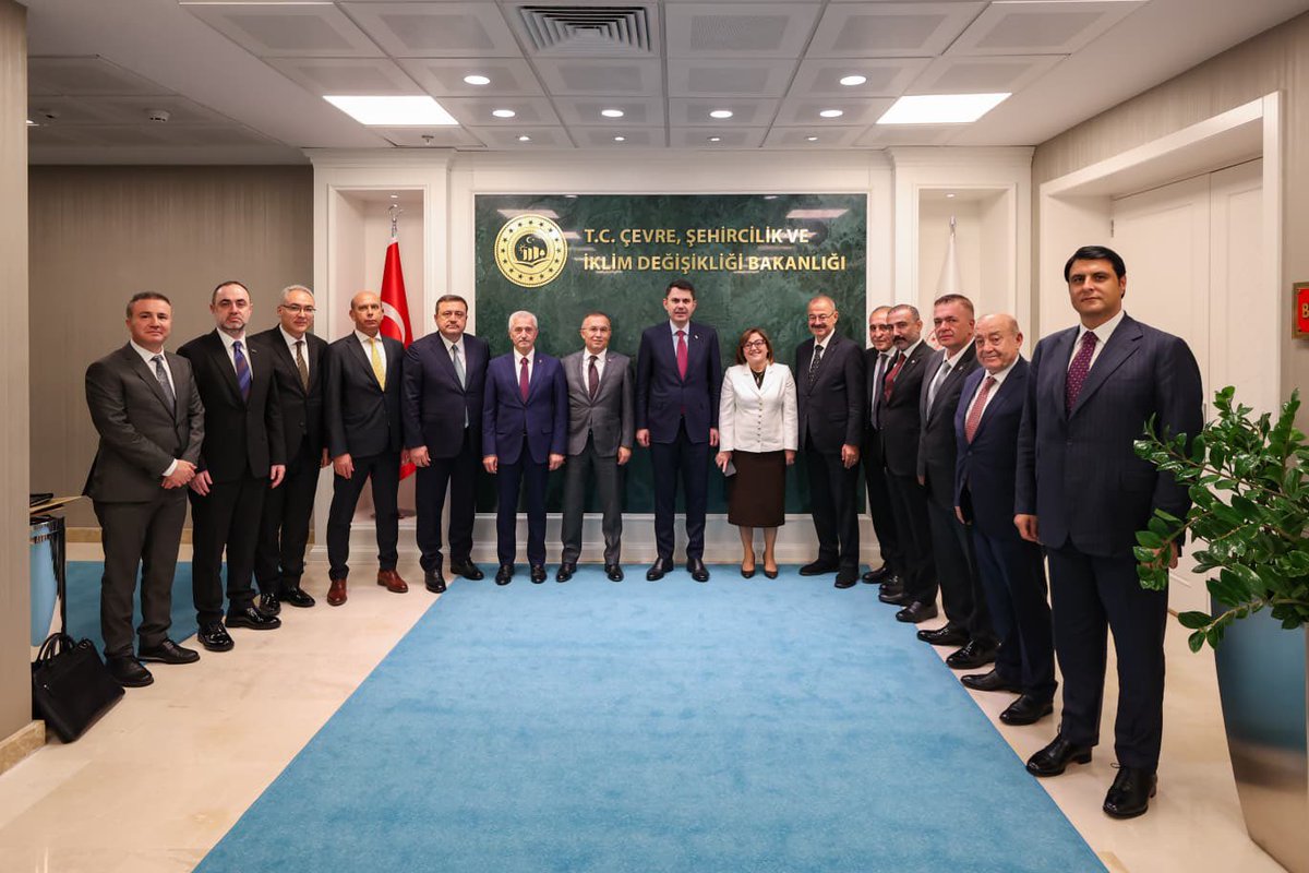FatmaSahin's tweet photo. Ankara’da Gaziantep için yoğun ve verimli bir mesai gerçekleştirdik bugün. 

Gaziantep heyeti olarak; Cumhurbaşkanı Yardımcımız Sayın Cevdet Yılmaz, Hazine ve Maliye Bakanımız Sayın Mehmet Şimşek, Çevre, Şehircilik ve İklim Değişikliği Bakanımız Sayın Murat Kurum ile AFAD Başkanımız Sayın Ali Hamza Pehlivan’ı ziyaret ederek şehrimizin öncelikli gündemlerini kapsamlı şekilde değerlendirdik.

Gaziantep’imizin devam eden yatırımlarını, planlama aşamasındaki projelerini ve şehrimizin ihtiyaç duyduğu çalışmaları ilgili kurumlarımızla istişare ettik. Şehrimizin geleceğine değer katacak her başlığı, kurumlarımızın güçlü desteği ve iş birliğiyle ele aldık.

Büyüyen, gelişen ve üreten Gaziantep için, her projeyi yakından takip etmeye, her meseleyi kararlılıkla sonuçlandırmaya ve hemşehrilerimize verdiğimiz sözleri birer birer hayata geçirmeye devam edeceğiz.

Nazik kabulleri, yakın ilgileri ve Gaziantep’imize verdikleri kıymetli destekler dolayısıyla Cumhurbaşkanı Yardımcımız Sayın Cevdet Yılmaz’a, Hazine ve Maliye Bakanımız Sayın Mehmet Şimşek’e, Çevre, Şehircilik ve İklim Değişikliği Bakanımız Sayın Murat Kurum’a ve AFAD Başkanımız Sayın Ali Hamza Pehlivan’a şehrimiz adına teşekkür ediyorum.