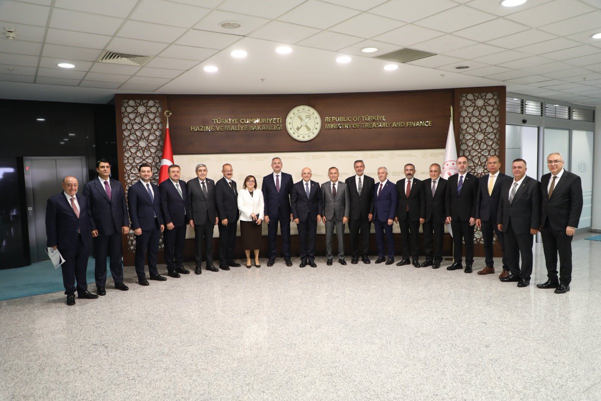 FatmaSahin's tweet photo. Ankara’da Gaziantep için yoğun ve verimli bir mesai gerçekleştirdik bugün. 

Gaziantep heyeti olarak; Cumhurbaşkanı Yardımcımız Sayın Cevdet Yılmaz, Hazine ve Maliye Bakanımız Sayın Mehmet Şimşek, Çevre, Şehircilik ve İklim Değişikliği Bakanımız Sayın Murat Kurum ile AFAD Başkanımız Sayın Ali Hamza Pehlivan’ı ziyaret ederek şehrimizin öncelikli gündemlerini kapsamlı şekilde değerlendirdik.

Gaziantep’imizin devam eden yatırımlarını, planlama aşamasındaki projelerini ve şehrimizin ihtiyaç duyduğu çalışmaları ilgili kurumlarımızla istişare ettik. Şehrimizin geleceğine değer katacak her başlığı, kurumlarımızın güçlü desteği ve iş birliğiyle ele aldık.

Büyüyen, gelişen ve üreten Gaziantep için, her projeyi yakından takip etmeye, her meseleyi kararlılıkla sonuçlandırmaya ve hemşehrilerimize verdiğimiz sözleri birer birer hayata geçirmeye devam edeceğiz.

Nazik kabulleri, yakın ilgileri ve Gaziantep’imize verdikleri kıymetli destekler dolayısıyla Cumhurbaşkanı Yardımcımız Sayın Cevdet Yılmaz’a, Hazine ve Maliye Bakanımız Sayın Mehmet Şimşek’e, Çevre, Şehircilik ve İklim Değişikliği Bakanımız Sayın Murat Kurum’a ve AFAD Başkanımız Sayın Ali Hamza Pehlivan’a şehrimiz adına teşekkür ediyorum.
