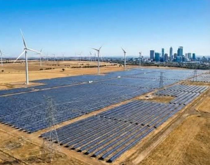 climacritic's tweet photo. "Crescenti ondate di pensionamenti di turbine eoliche e pannelli solari a partire dagli anni '30 esporranno l'enorme incubo fisico del rinnovamento e della sostituzione continua.

Si prevede che i rifiuti cumulativi raggiungano i 78 milioni di tonnellate per i pannelli solari e fino a 200 milioni di tonnellate per le turbine eoliche entro la metà del secolo.

Poiché l'eolico e il solare hanno fattori di capacità bassi e vite utili finite (15–25 anni), generare energia ferma richiede una sovradimensionamento significativo, supportato da accumulo in batterie, trasmissione e costosa energia di backup.

Sostituire questa flotta in un ciclo continuo garantisce una domanda infinita di materie prime, estrazione mineraria e produzione manifatturiera.

Crea un ciclo di sostituzione che moltiplicherà il throughput dell'estrazione per acciaio, rame, alluminio, silicio, argento, terre rare e materiali compositi per pale. L'espansione a scale multi-terawatt aggraverà le carenze esistenti di minerali critici.

Il riciclo a ciclo chiuso su questa scala rimane in gran parte aspirazionale, poiché i compositi delle pale sono notoriamente difficili da riciclare, con grandi volumi storicamente inviati in discarica. La dismissione e le infrastrutture di riciclo sono molto indietro rispetto alla distribuzione, lasciando con ogni probabilità significative passività non finanziate.

In definitiva, queste sfide diventeranno fisiche, logistiche ed economiche, riflettendo la massiccia realtà dietro l'ambizione dell'espansione."

P.Clack