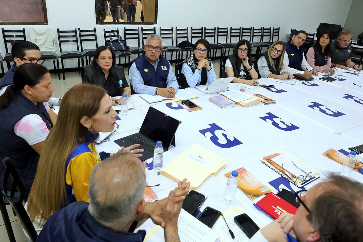 madeleintlSUR's tweet photo. ¿Qué pasa con tu casa, tus papeles o la custodia de tus niños tras el sismo? ⚖️

El doble terremoto del 24 de junio no solo dejó pérdidas materiales; dejó a miles de familias en medio de una enorme incertidumbre legal. 

Familias que perdieron a sus seres queridos, niños que quedaron sin sus padres, inmuebles colapsados y trámites de compraventa o títulos de propiedad que quedaron en el aire.

Pensando en agilizar soluciones reales y sin burocracia para la gente, el Tribunal Supremo de Justicia (TSJ) aprobó la creación de la Jurisdicción Civil Especial, impulsada por la presidenta del TSJ, Delcy Rodríguez, junto a la Fiscalía y la Defensoría del Pueblo.

¿En qué ayuda esto concretamente a los afectados?

🧑‍🧑‍🧒‍🧒 ⚖️ Custodia y protección: Aceleración de trámites de patria potestad y tutela para proteger a los niños que quedaron desamparados.

🏠⚖️ Tu propiedad sigue siendo tuya: Revalidación rápida de títulos de terrenos e inmuebles destruidos para resguardar los derechos de los propietarios.

📜⚖️ Resolución de contratos: Solución prioritaria a procesos de venta o construcciones que quedaron frenados por el desastre.

Se trata de tribunales dedicados exclusivamente a atender las emergencias civiles del sismo para darle respuesta rápida a las víctimas.