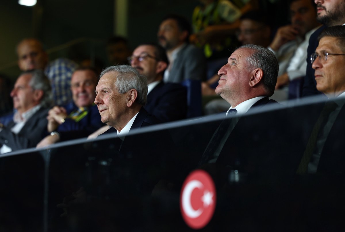 ajansfenercom's tweet photo. Başkanımız Aziz Yıldırım, Graz karşılaşmasını Dağlık Karabağ Savaşında kilit rol oynayan 1. Ordu Komutanı Bahtiyar Ersay ile birlikte izledi. https://t.co/kjMnGxDwj3