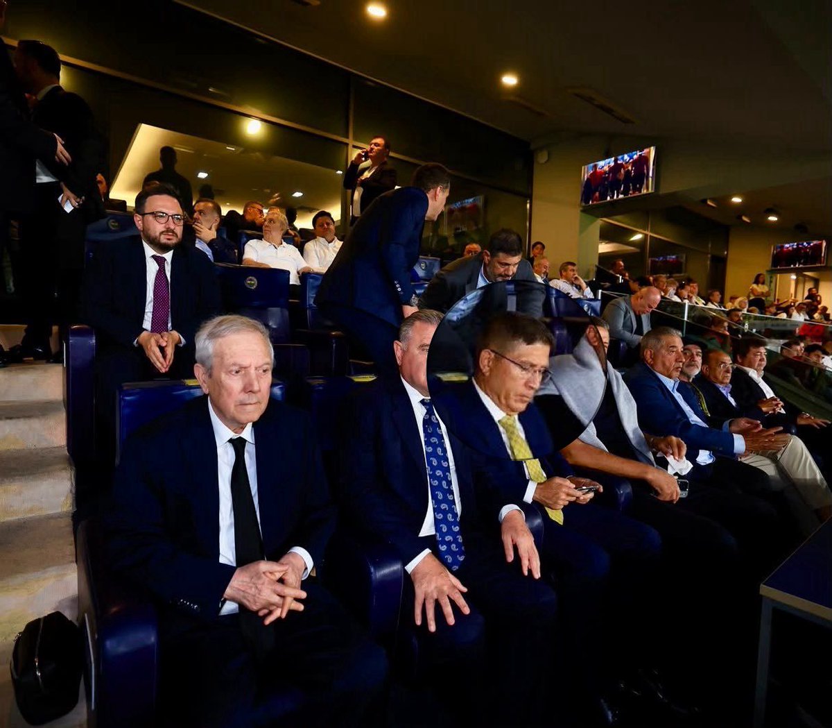 ajansfenercom's tweet photo. Başkanımız Aziz Yıldırım, Graz karşılaşmasını Dağlık Karabağ Savaşında kilit rol oynayan 1. Ordu Komutanı Bahtiyar Ersay ile birlikte izledi. https://t.co/kjMnGxDwj3