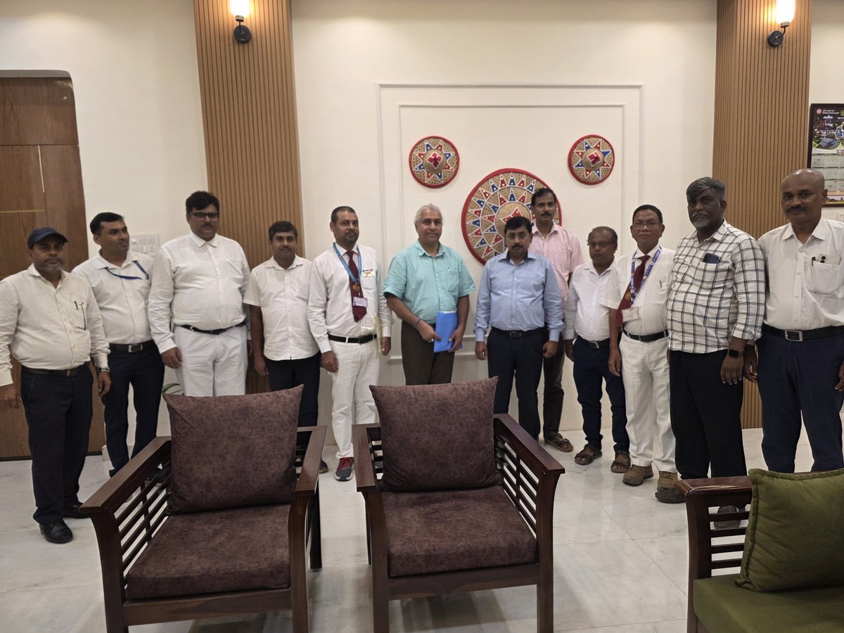 aismair1953's tweet photo. On 6th Aug. PCOM/NFR Shri Bibhuti Bhushan Gupta, AGM Shri Ramesh Kumar. Sr. DOM Shri Akhilesh Sharma. https://t.co/acHixthJg4